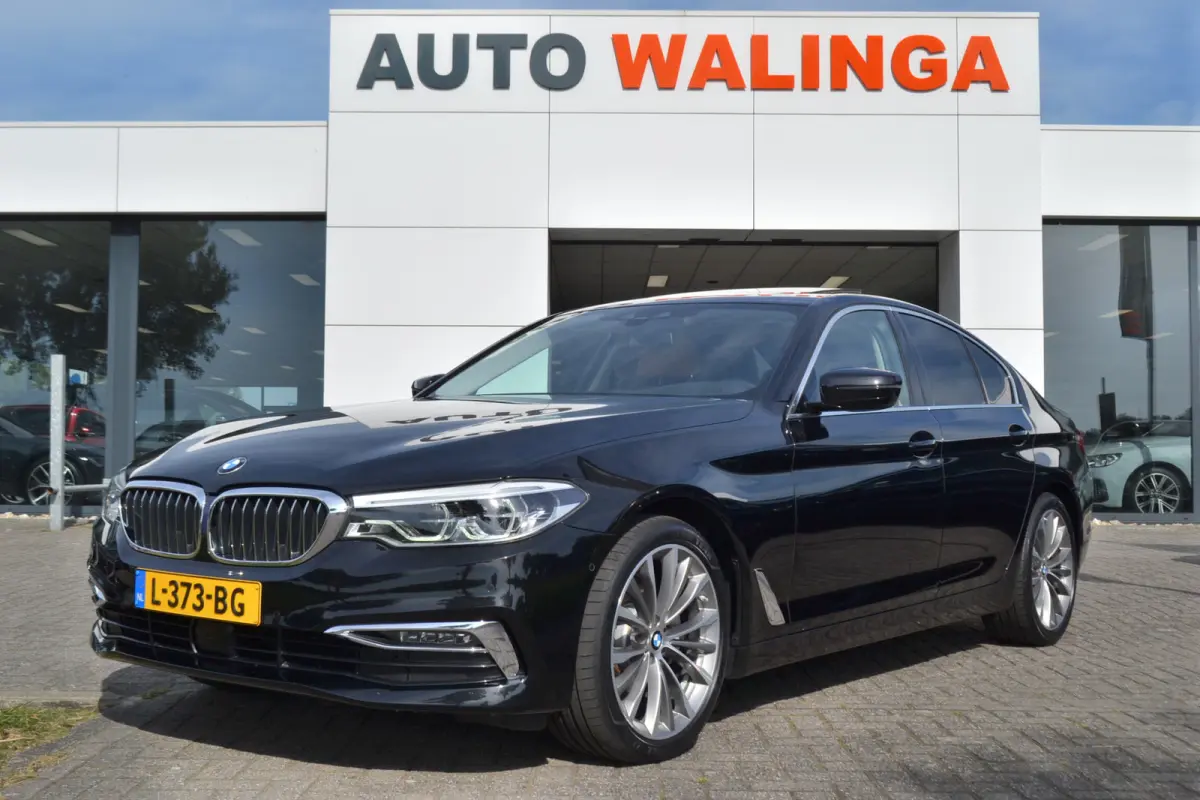 520i Luxury | Opendak | Head Up | Comfortstoelen | Adaptive Cruise | Stuur en stoelverw | Elektrische achterklep |