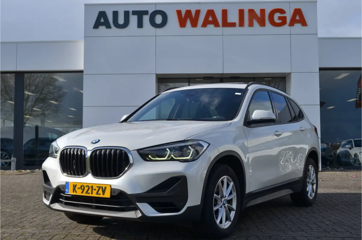 sDrive20i 180pk Automaat | Panoramdak | Carplay | Head Up | Achteruitrij camera |Stoelverwarming | Dealer Metallic Lak