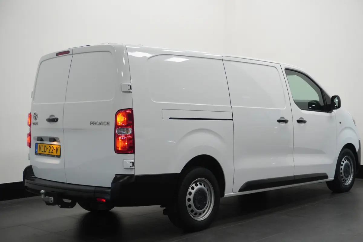 2.0 D-4D L3 122PK EURO 6 - Airco - Cruise - Trekhaak - €15.900,- Excl.