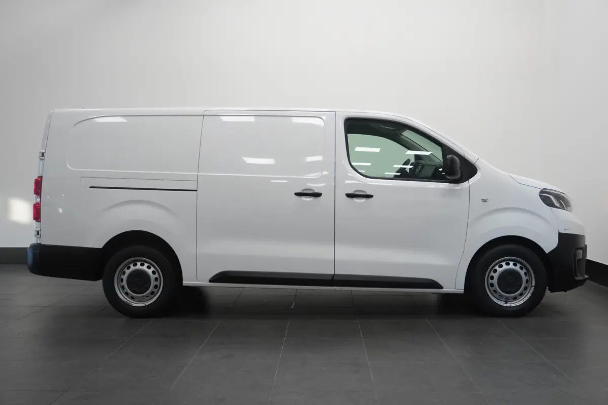 2.0 D-4D L3 122PK EURO 6 - Airco - Cruise - Trekhaak - €15.900,- Excl.