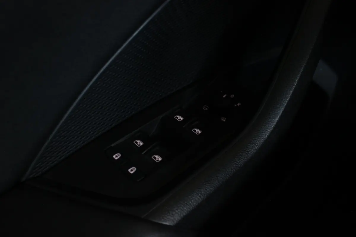 1.5 e-TSI Sport Business Carplay | Stoelverw. | Cruise | LED | Sportstoelen | Sfeerverl. | 18" LMV | PDC V+A