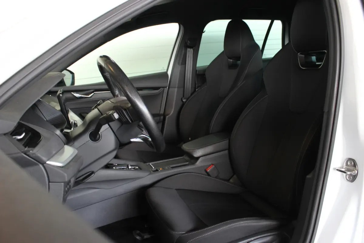 1.5 e-TSI Sport Business Carplay | Stoelverw. | Cruise | LED | Sportstoelen | Sfeerverl. | 18" LMV | PDC V+A
