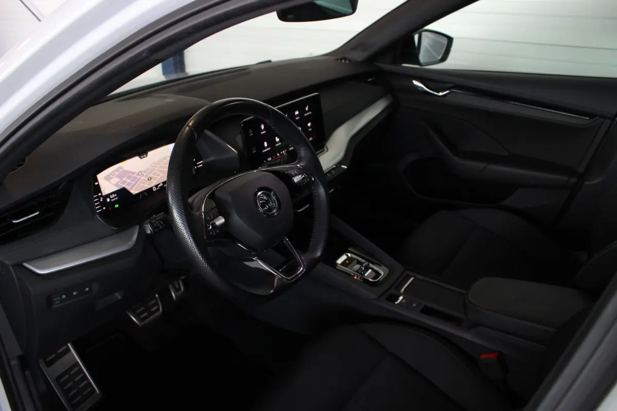 1.5 e-TSI Sport Business Carplay | Stoelverw. | Cruise | LED | Sportstoelen | Sfeerverl. | 18" LMV | PDC V+A