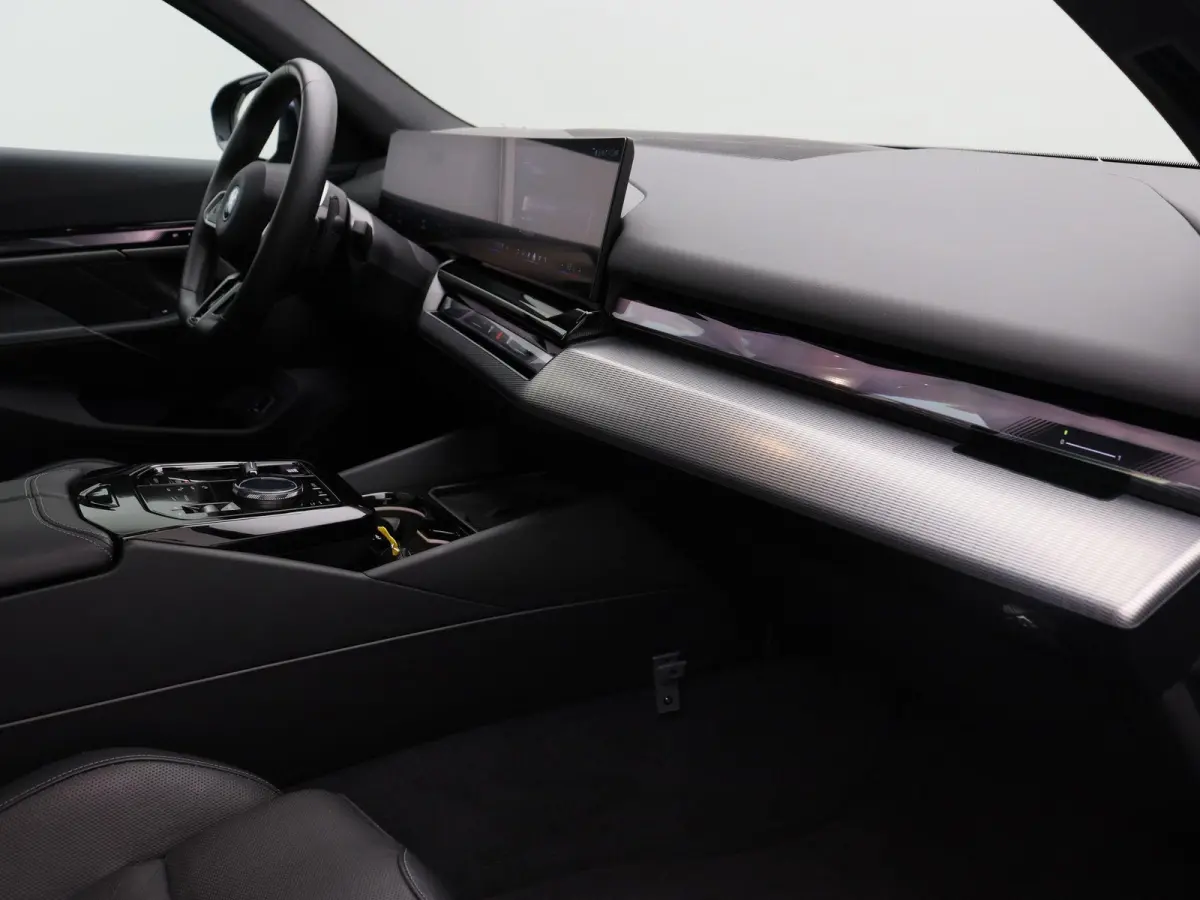 550e xDrive M Sportpakket Pro | Innovation Pack | Travel Pack | Comfort Pack | Stuurwielrand verwarmd | Trekhaak | Panoramadak | Driving Assistant Professional | Harman Kardon | 20''
