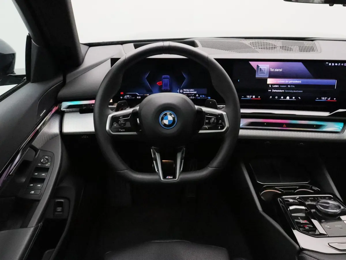 550e xDrive M Sportpakket Pro | Innovation Pack | Travel Pack | Comfort Pack | Stuurwielrand verwarmd | Trekhaak | Panoramadak | Driving Assistant Professional | Harman Kardon | 20''