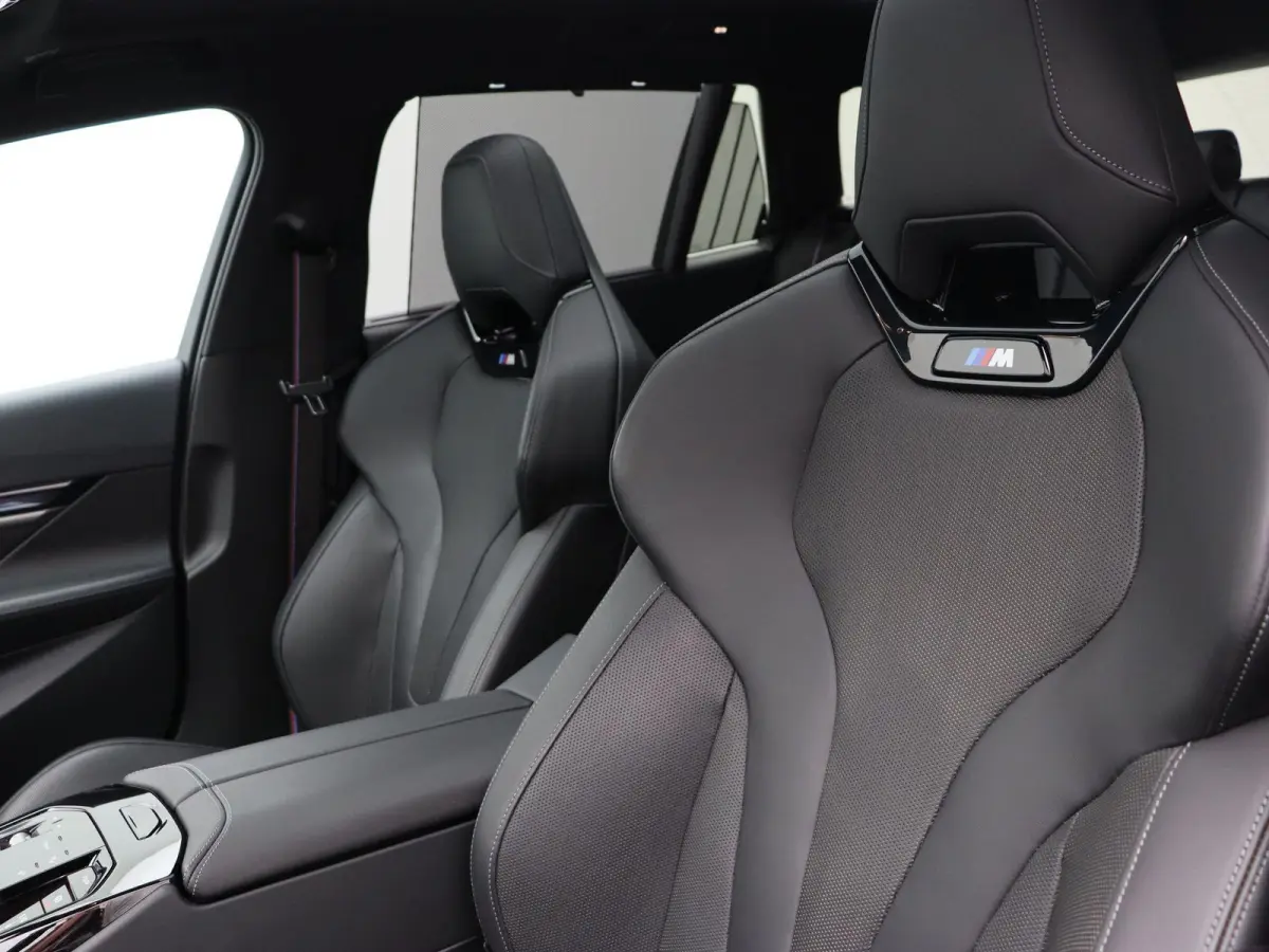 550e xDrive M Sportpakket Pro | Innovation Pack | Travel Pack | Comfort Pack | Stuurwielrand verwarmd | Trekhaak | Panoramadak | Driving Assistant Professional | Harman Kardon | 20''