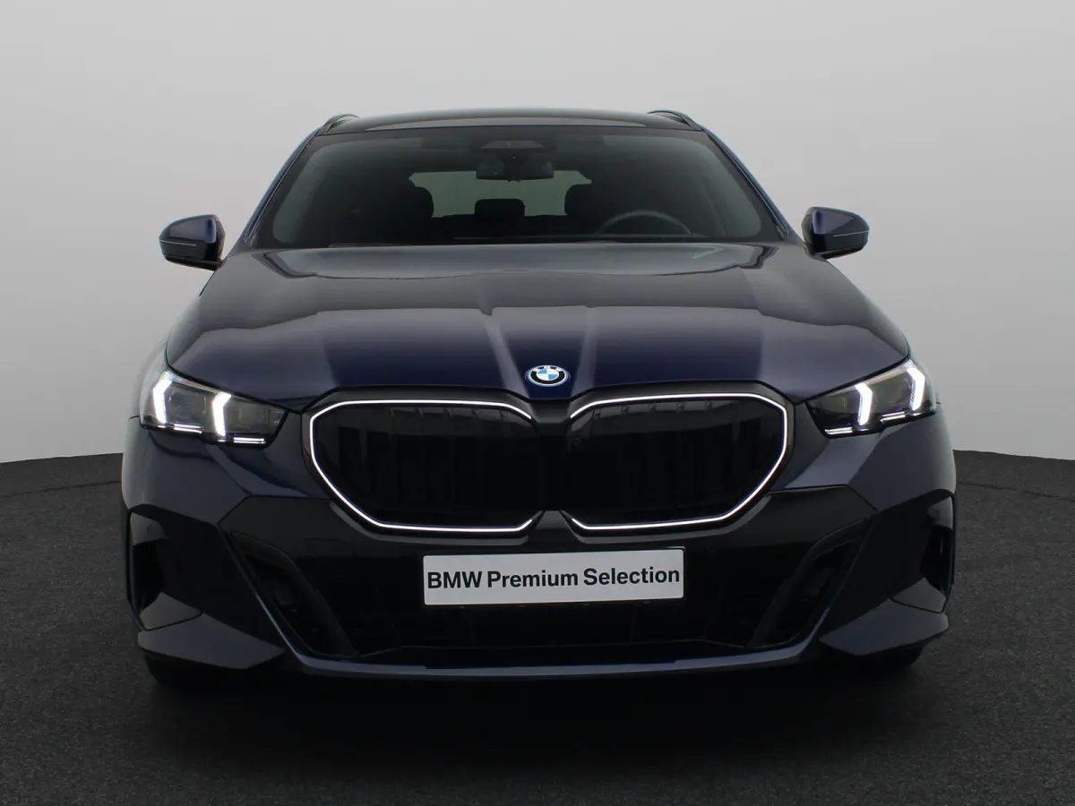550e xDrive M Sportpakket Pro | Innovation Pack | Travel Pack | Comfort Pack | Stuurwielrand verwarmd | Trekhaak | Panoramadak | Driving Assistant Professional | Harman Kardon | 20''