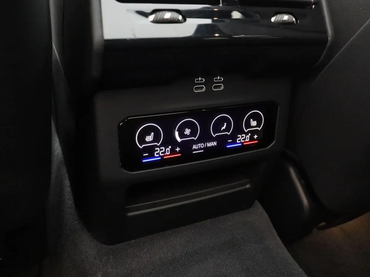 550e xDrive M Sportpakket Pro | Innovation Pack | Travel Pack | Comfort Pack | Stuurwielrand verwarmd | Trekhaak | Panoramadak | Driving Assistant Professional | Harman Kardon | 20''