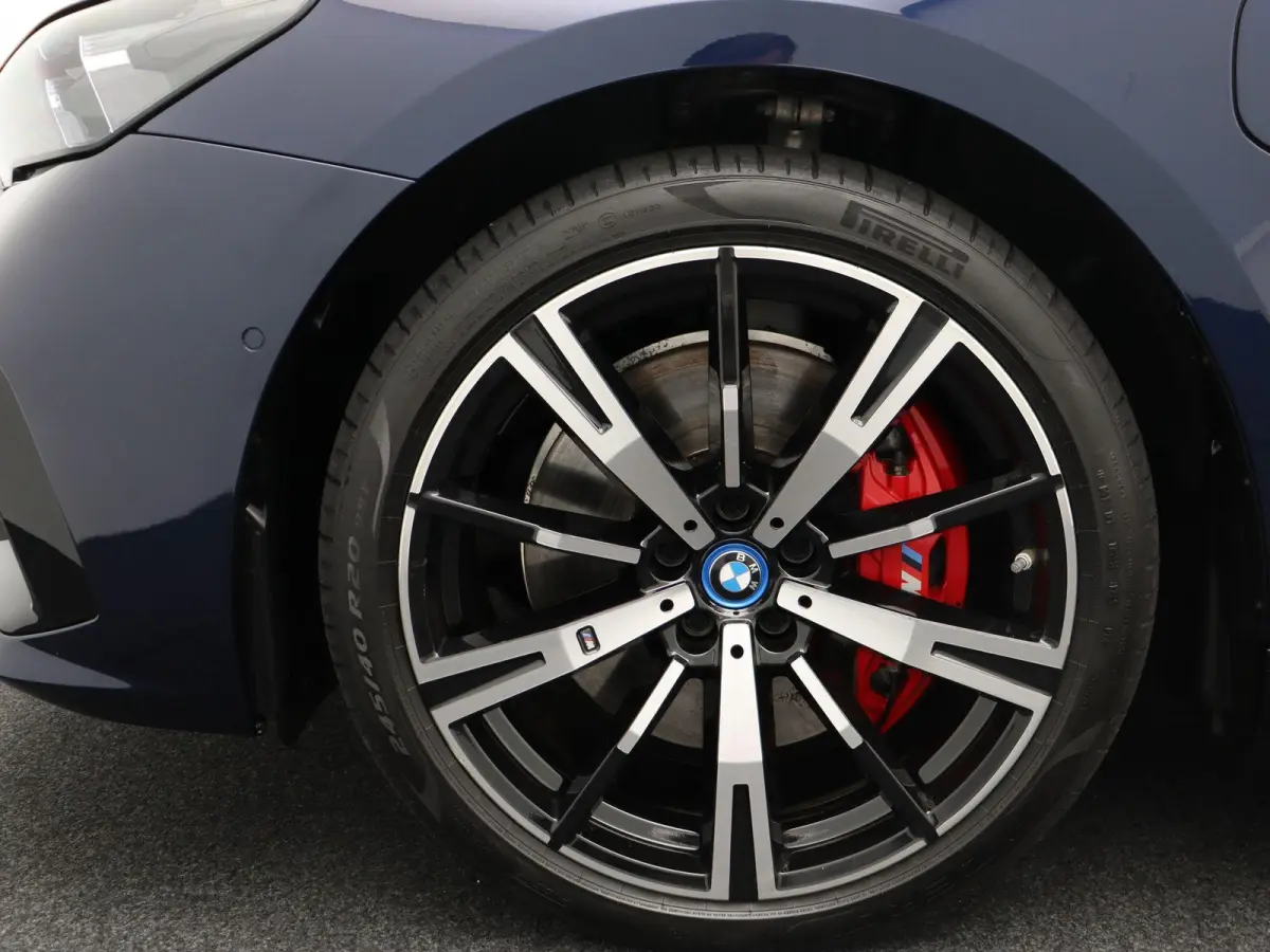 550e xDrive M Sportpakket Pro | Innovation Pack | Travel Pack | Comfort Pack | Stuurwielrand verwarmd | Trekhaak | Panoramadak | Driving Assistant Professional | Harman Kardon | 20''