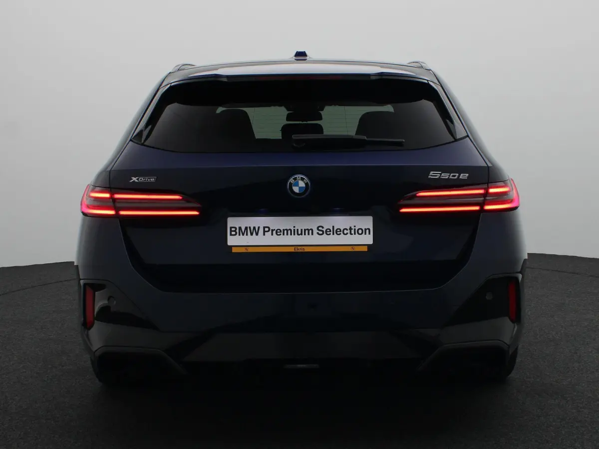 550e xDrive M Sportpakket Pro | Innovation Pack | Travel Pack | Comfort Pack | Stuurwielrand verwarmd | Trekhaak | Panoramadak | Driving Assistant Professional | Harman Kardon | 20''