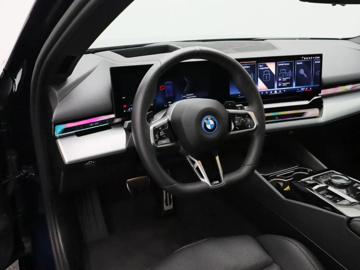 550e xDrive M Sportpakket Pro | Innovation Pack | Travel Pack | Comfort Pack | Stuurwielrand verwarmd | Trekhaak | Panoramadak | Driving Assistant Professional | Harman Kardon | 20''