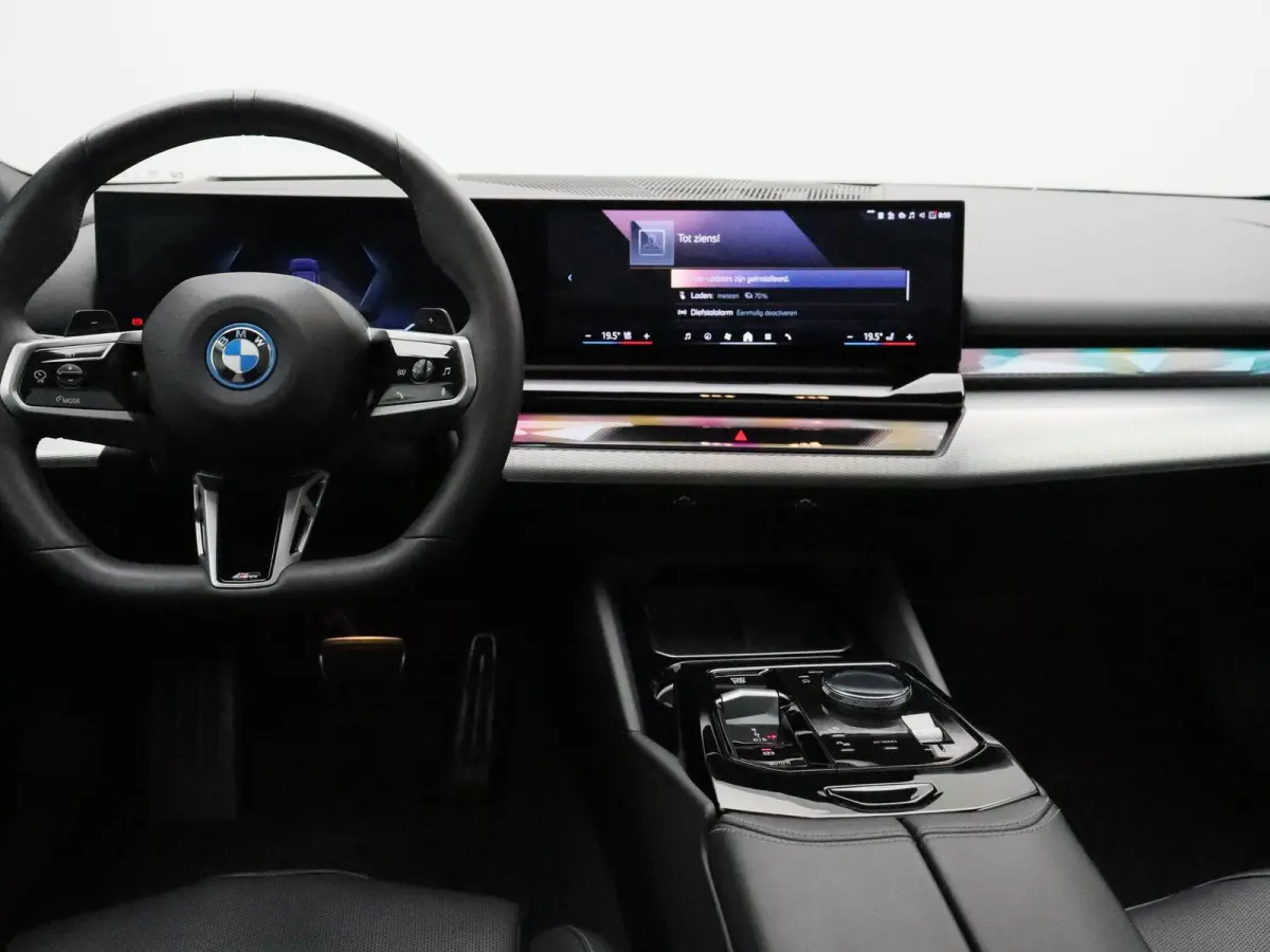 550e xDrive M Sportpakket Pro | Innovation Pack | Travel Pack | Comfort Pack | Stuurwielrand verwarmd | Trekhaak | Panoramadak | Driving Assistant Professional | Harman Kardon | 20''