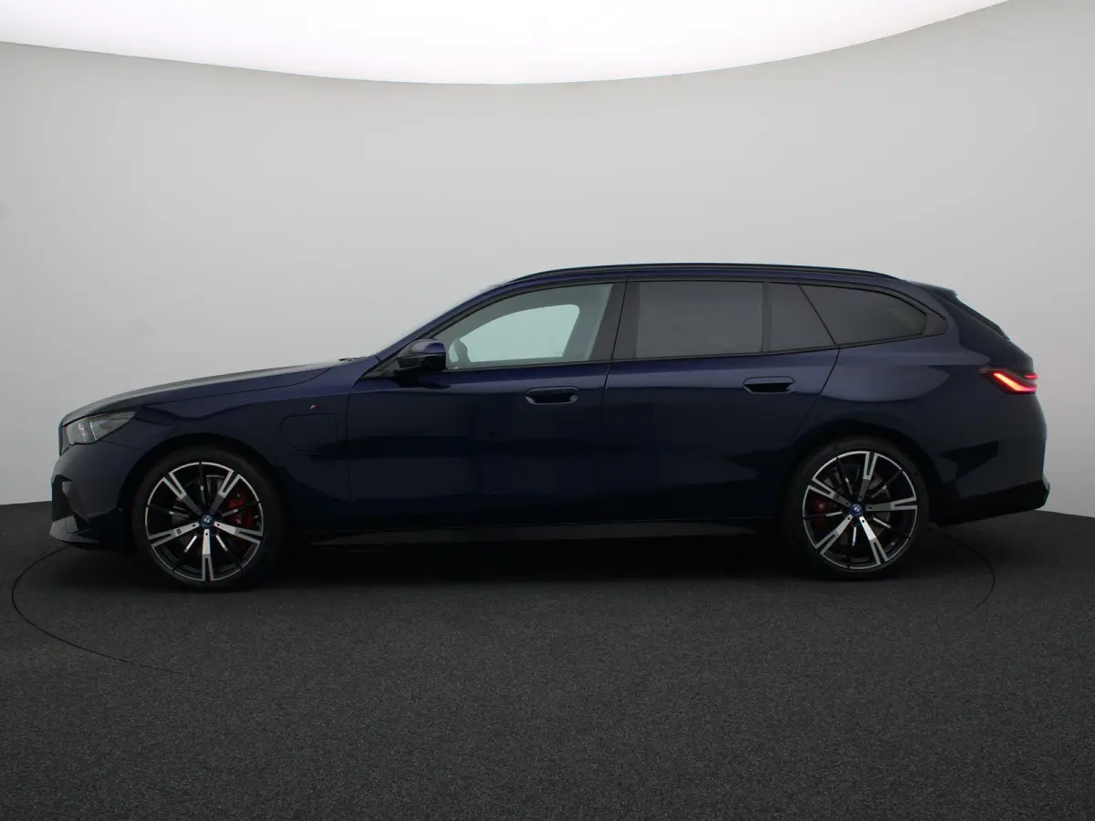 550e xDrive M Sportpakket Pro | Innovation Pack | Travel Pack | Comfort Pack | Stuurwielrand verwarmd | Trekhaak | Panoramadak | Driving Assistant Professional | Harman Kardon | 20''