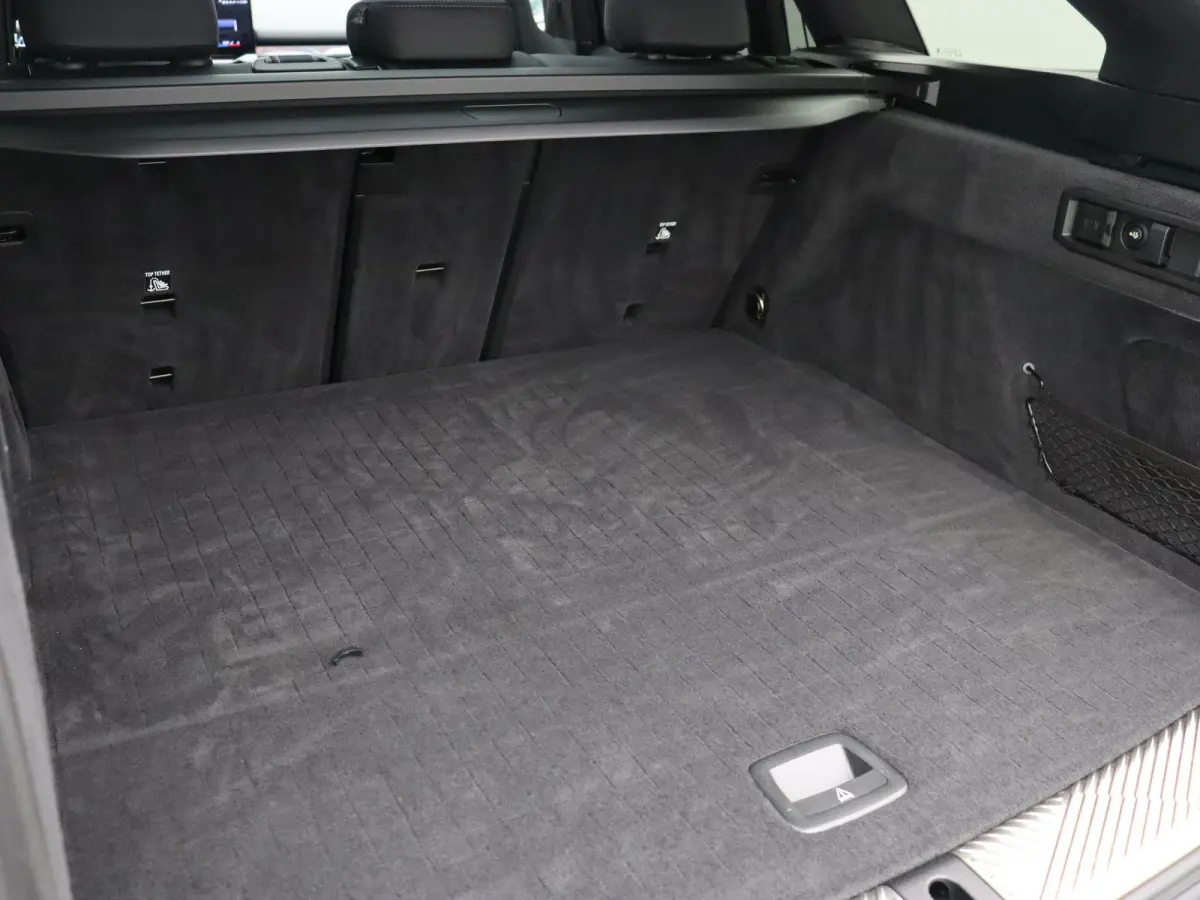 550e xDrive M Sportpakket Pro | Innovation Pack | Travel Pack | Comfort Pack | Stuurwielrand verwarmd | Trekhaak | Panoramadak | Driving Assistant Professional | Harman Kardon | 20''