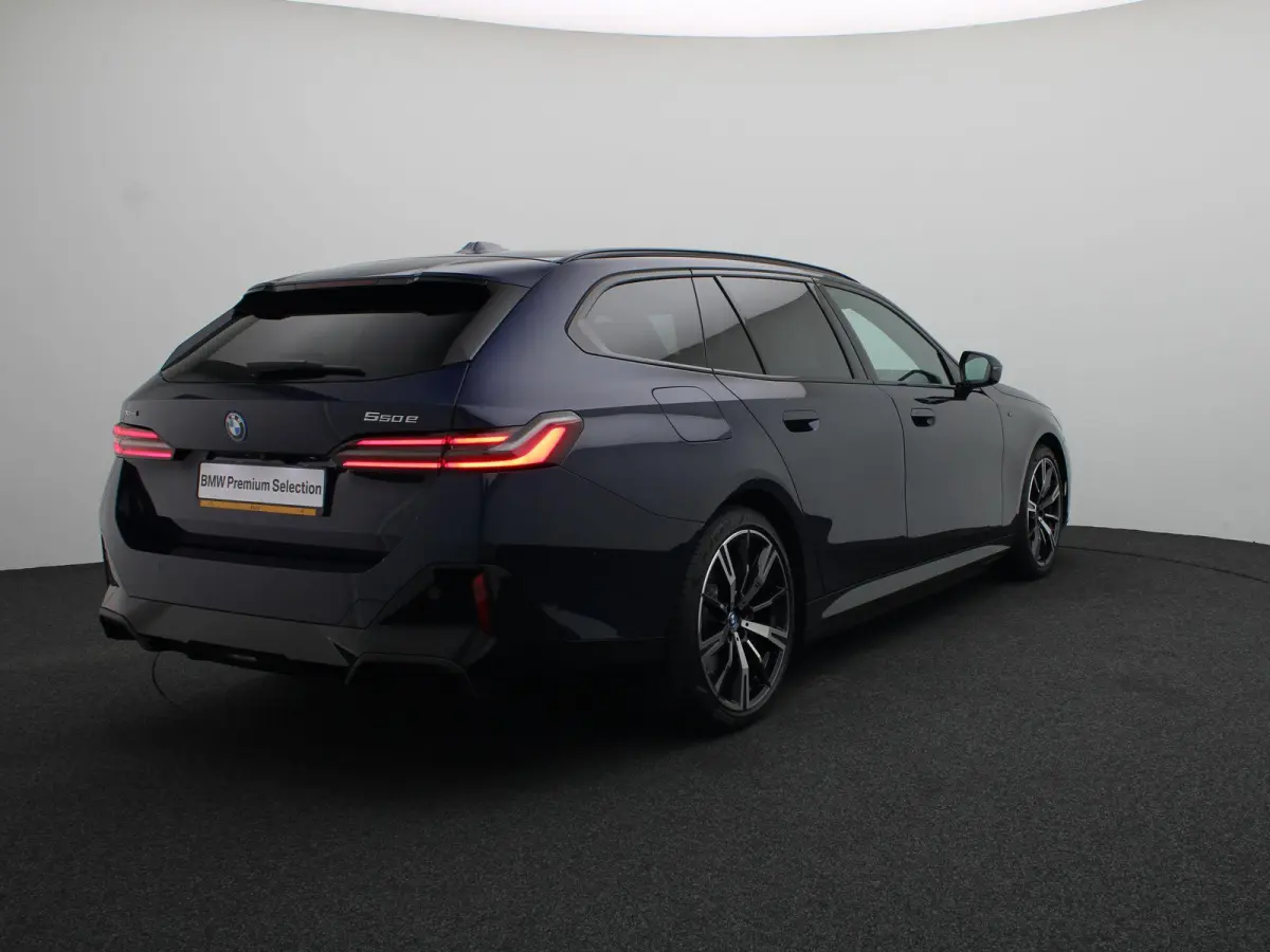 550e xDrive M Sportpakket Pro | Innovation Pack | Travel Pack | Comfort Pack | Stuurwielrand verwarmd | Trekhaak | Panoramadak | Driving Assistant Professional | Harman Kardon | 20''