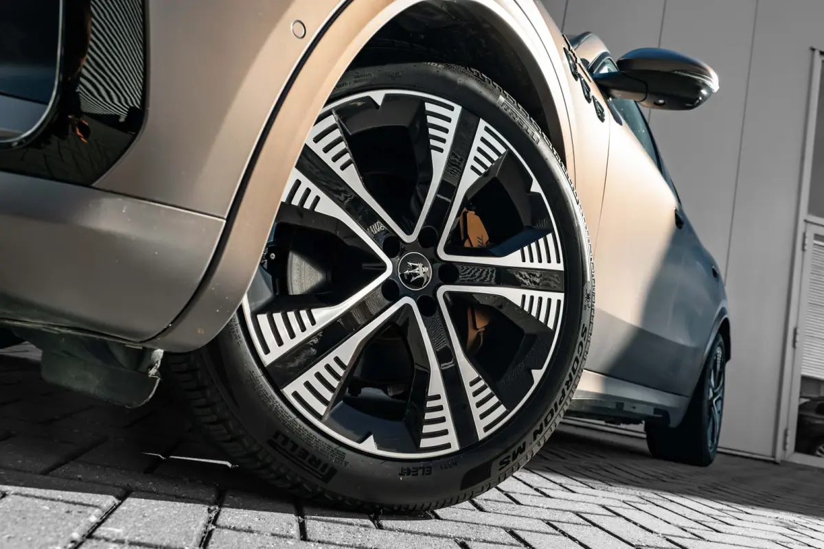 AWD Folgore 105kWh l Luchtvering l 360 gr Camera l High End Sound l Panoramadak l Stoelverkoeling l 20" Lm-velgen l
