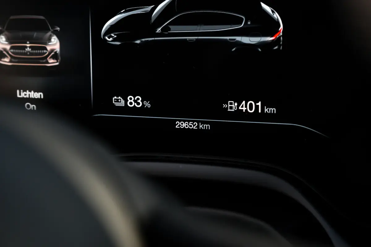 AWD Folgore 105kWh l Luchtvering l 360 gr Camera l High End Sound l Panoramadak l Stoelverkoeling l 20" Lm-velgen l