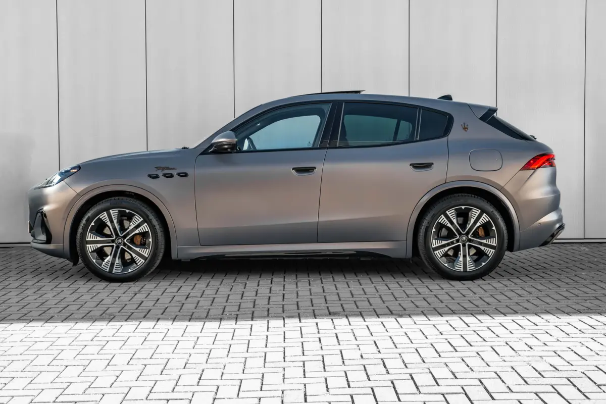 AWD Folgore 105kWh l Luchtvering l 360 gr Camera l High End Sound l Panoramadak l Stoelverkoeling l 20" Lm-velgen l
