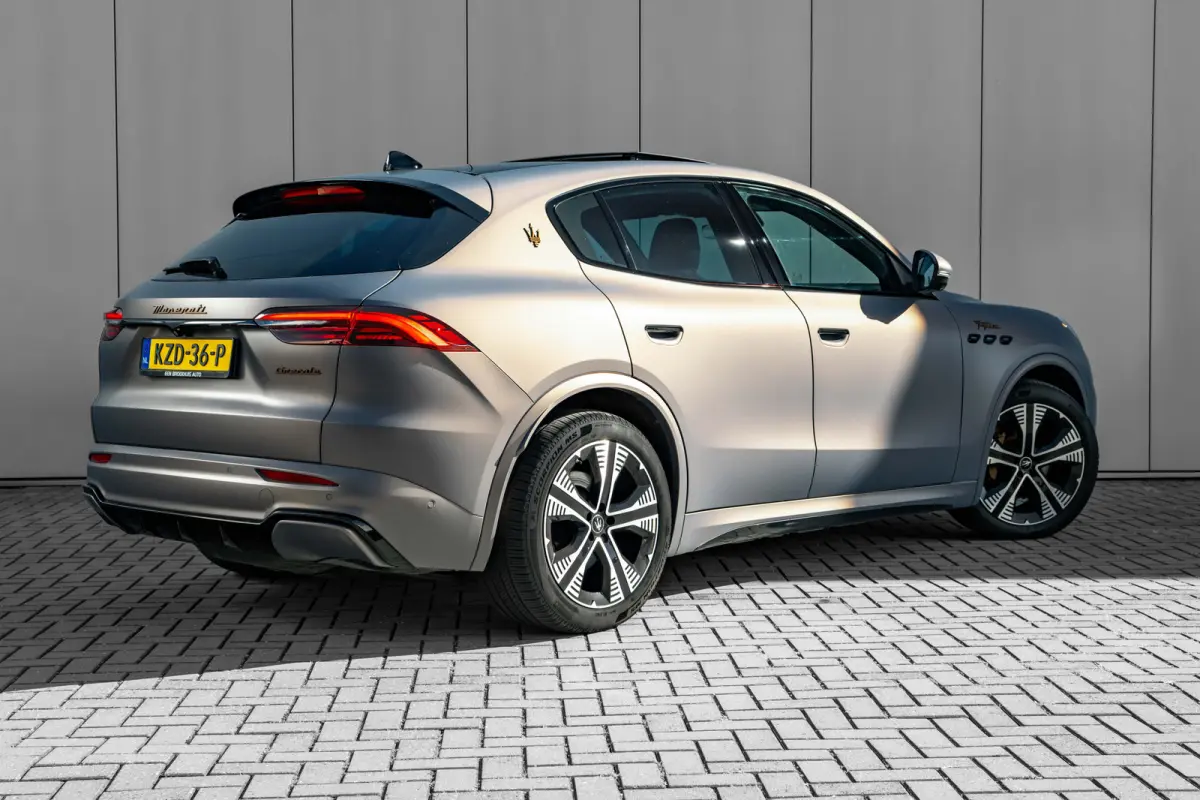 AWD Folgore 105kWh l Luchtvering l 360 gr Camera l High End Sound l Panoramadak l Stoelverkoeling l 20" Lm-velgen l