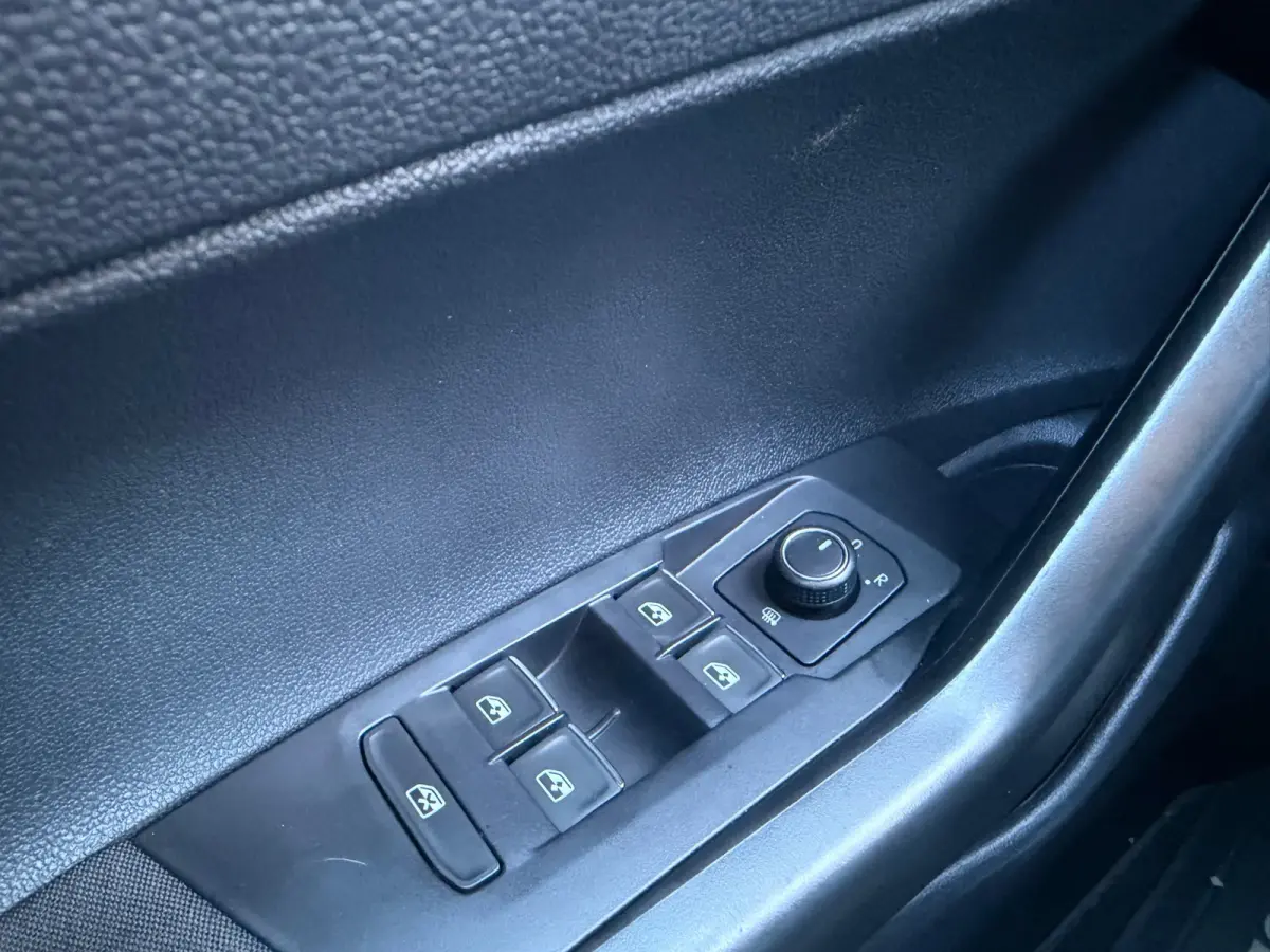 1.0 TSI Comfortline Business - Deep Black - Carplay/Cruise/LMV