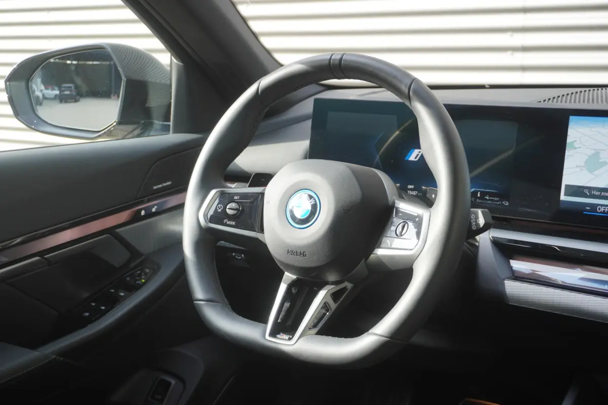 530e xDrive | SoH 100% | M Sportpakket Pro | Trekhaak met elektrisch wegklapbare kogel | 20 inch LM M Sterspaak | Harman Kardon HiFi Sound system | Driving Assistant Plus