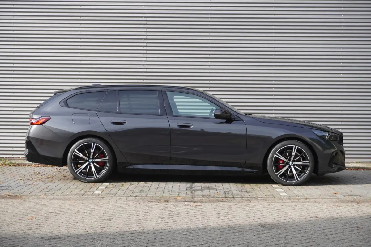 530e xDrive | SoH 100% | M Sportpakket Pro | Trekhaak met elektrisch wegklapbare kogel | 20 inch LM M Sterspaak | Harman Kardon HiFi Sound system | Driving Assistant Plus