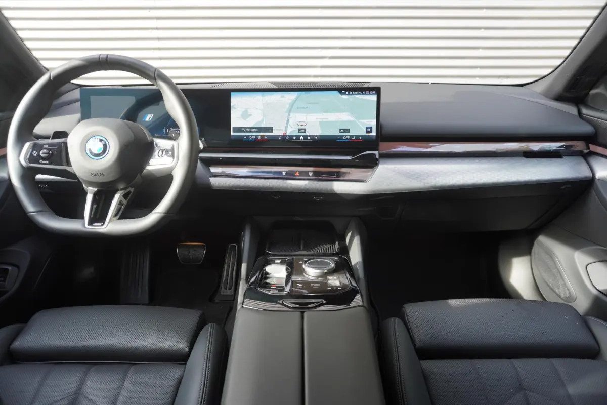 530e xDrive | SoH 100% | M Sportpakket Pro | Trekhaak met elektrisch wegklapbare kogel | 20 inch LM M Sterspaak | Harman Kardon HiFi Sound system | Driving Assistant Plus