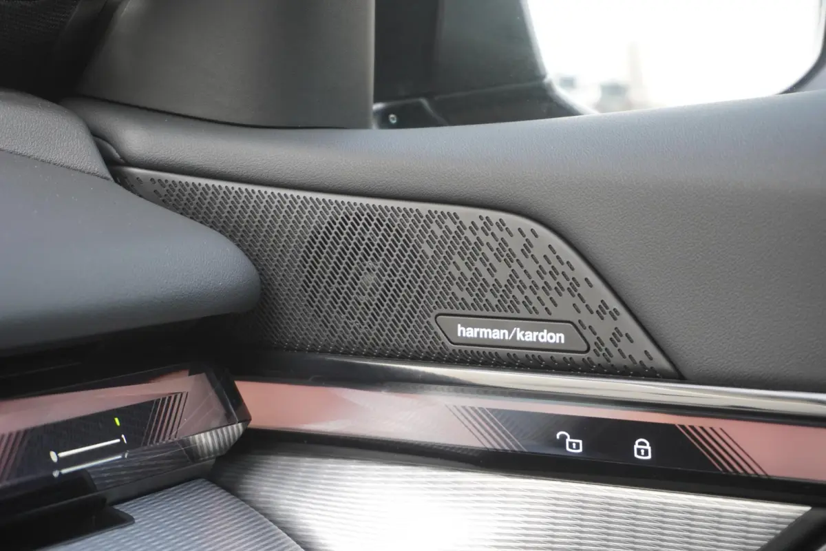 530e xDrive | SoH 100% | M Sportpakket Pro | Trekhaak met elektrisch wegklapbare kogel | 20 inch LM M Sterspaak | Harman Kardon HiFi Sound system | Driving Assistant Plus