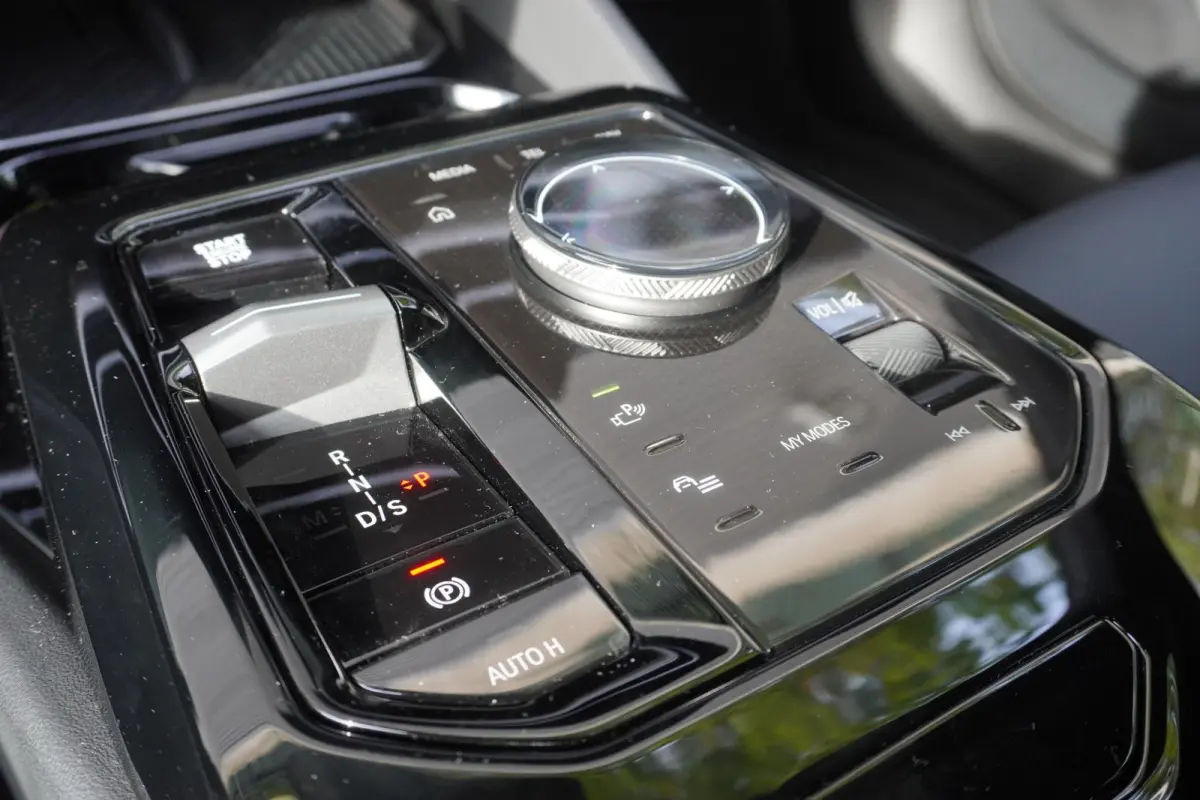 530e xDrive | SoH 100% | M Sportpakket Pro | Trekhaak met elektrisch wegklapbare kogel | 20 inch LM M Sterspaak | Harman Kardon HiFi Sound system | Driving Assistant Plus