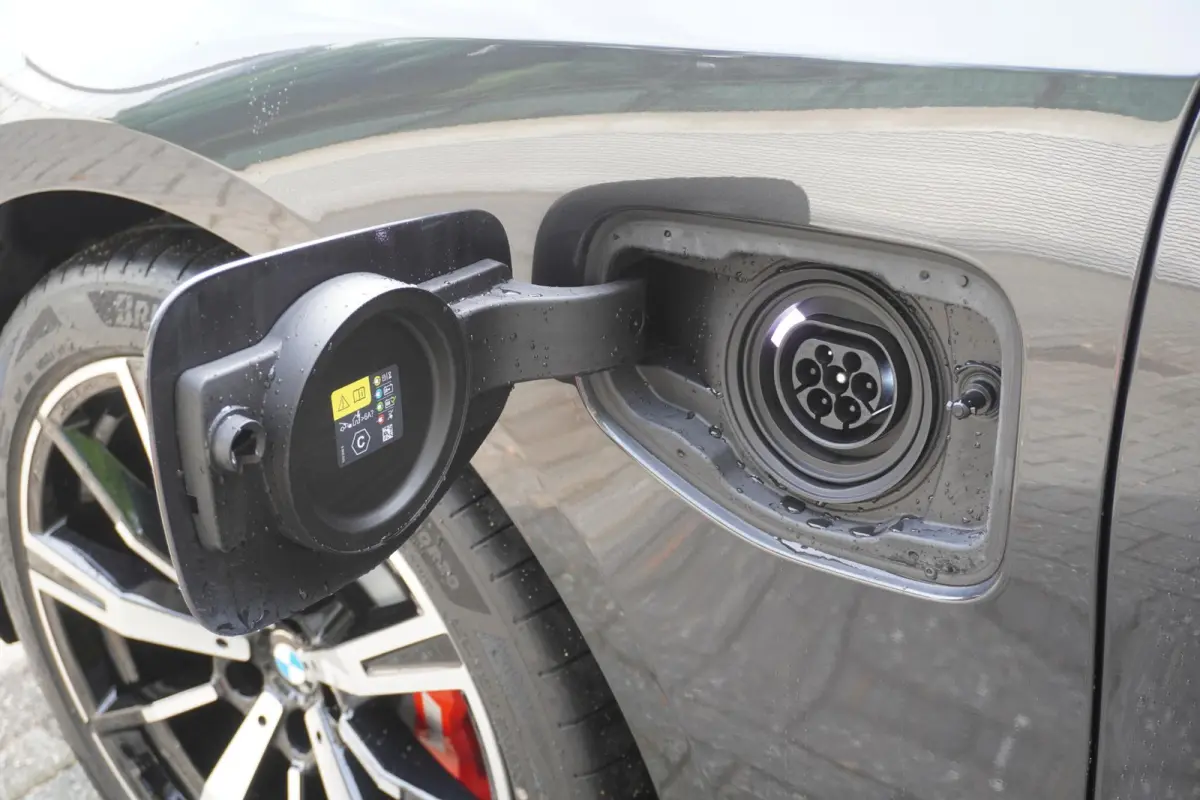 530e xDrive | SoH 100% | M Sportpakket Pro | Trekhaak met elektrisch wegklapbare kogel | 20 inch LM M Sterspaak | Harman Kardon HiFi Sound system | Driving Assistant Plus