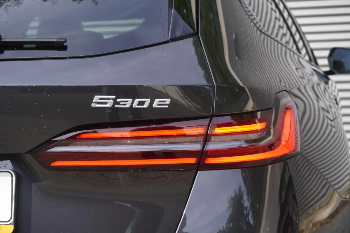 530e xDrive | SoH 100% | M Sportpakket Pro | Trekhaak met elektrisch wegklapbare kogel | 20 inch LM M Sterspaak | Harman Kardon HiFi Sound system | Driving Assistant Plus