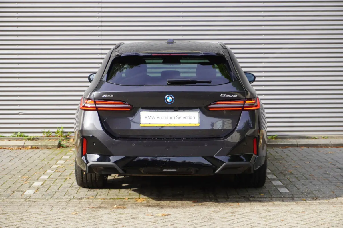 530e xDrive | SoH 100% | M Sportpakket Pro | Trekhaak met elektrisch wegklapbare kogel | 20 inch LM M Sterspaak | Harman Kardon HiFi Sound system | Driving Assistant Plus