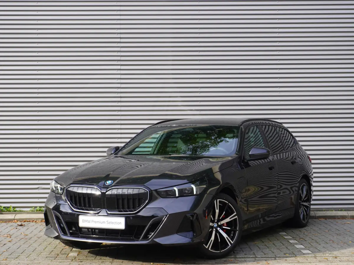 530e xDrive | SoH 100% | M Sportpakket Pro | Trekhaak met elektrisch wegklapbare kogel | 20 inch LM M Sterspaak | Harman Kardon HiFi Sound system | Driving Assistant Plus