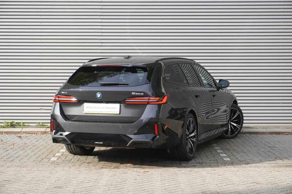 530e xDrive | SoH 100% | M Sportpakket Pro | Trekhaak met elektrisch wegklapbare kogel | 20 inch LM M Sterspaak | Harman Kardon HiFi Sound system | Driving Assistant Plus