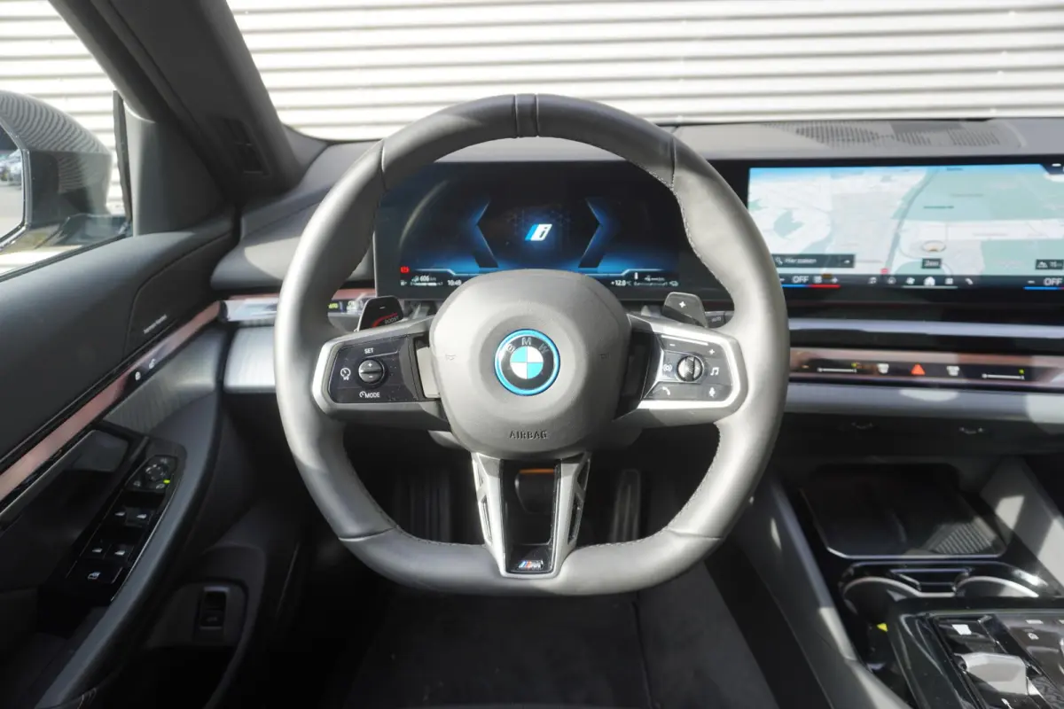 530e xDrive | SoH 100% | M Sportpakket Pro | Trekhaak met elektrisch wegklapbare kogel | 20 inch LM M Sterspaak | Harman Kardon HiFi Sound system | Driving Assistant Plus