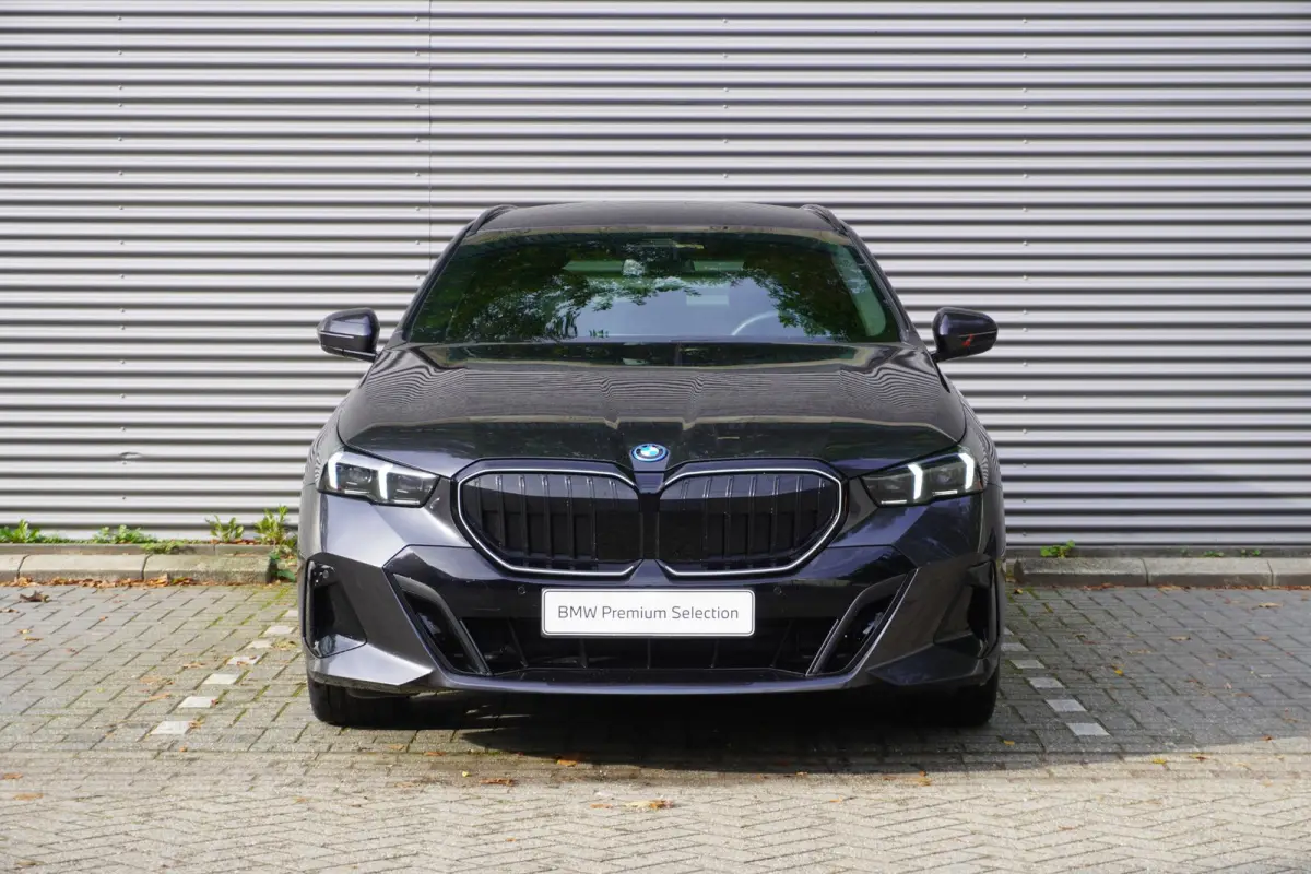 530e xDrive | SoH 100% | M Sportpakket Pro | Trekhaak met elektrisch wegklapbare kogel | 20 inch LM M Sterspaak | Harman Kardon HiFi Sound system | Driving Assistant Plus