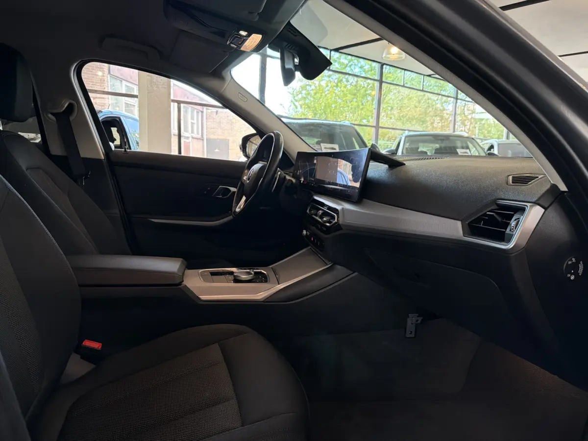 NEW 318IA 2.0 156PK AUT. NAVI/LED/PDC/CARPLAY
