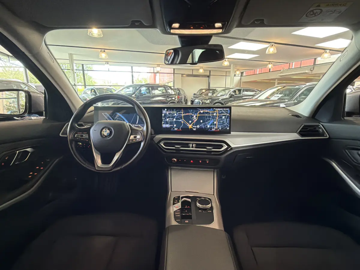 NEW 318IA 2.0 156PK AUT. NAVI/LED/PDC/CARPLAY