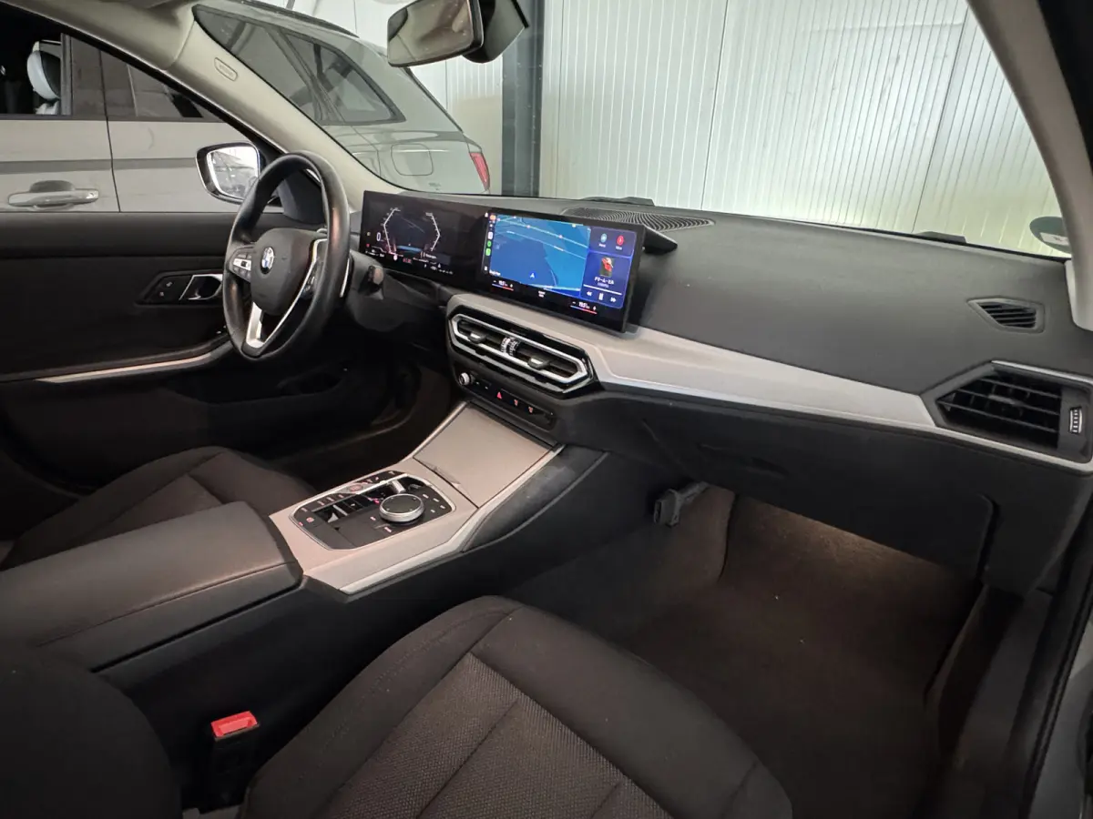 NEW 318IA 2.0 156PK AUT. NAVI/LED/PDC/CARPLAY