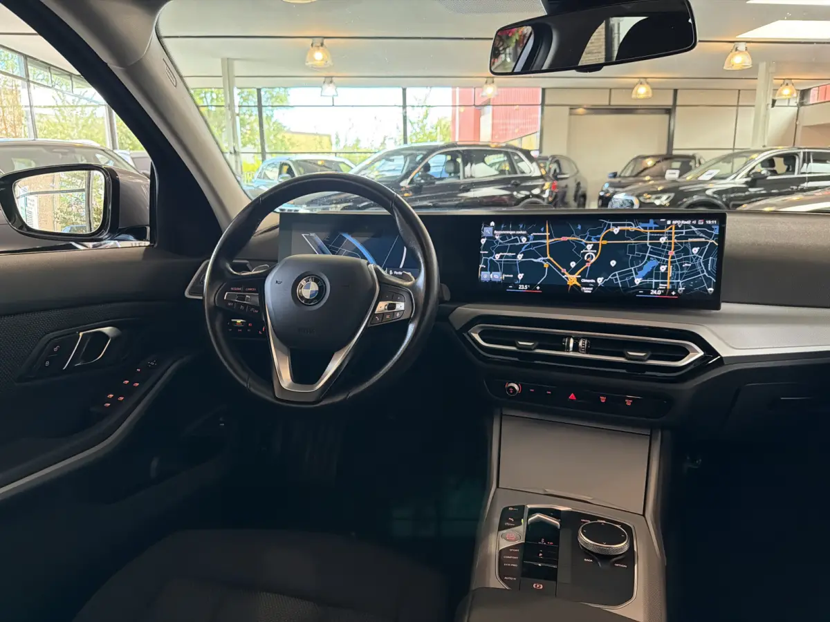 NEW 318IA 2.0 156PK AUT. NAVI/LED/PDC/CARPLAY