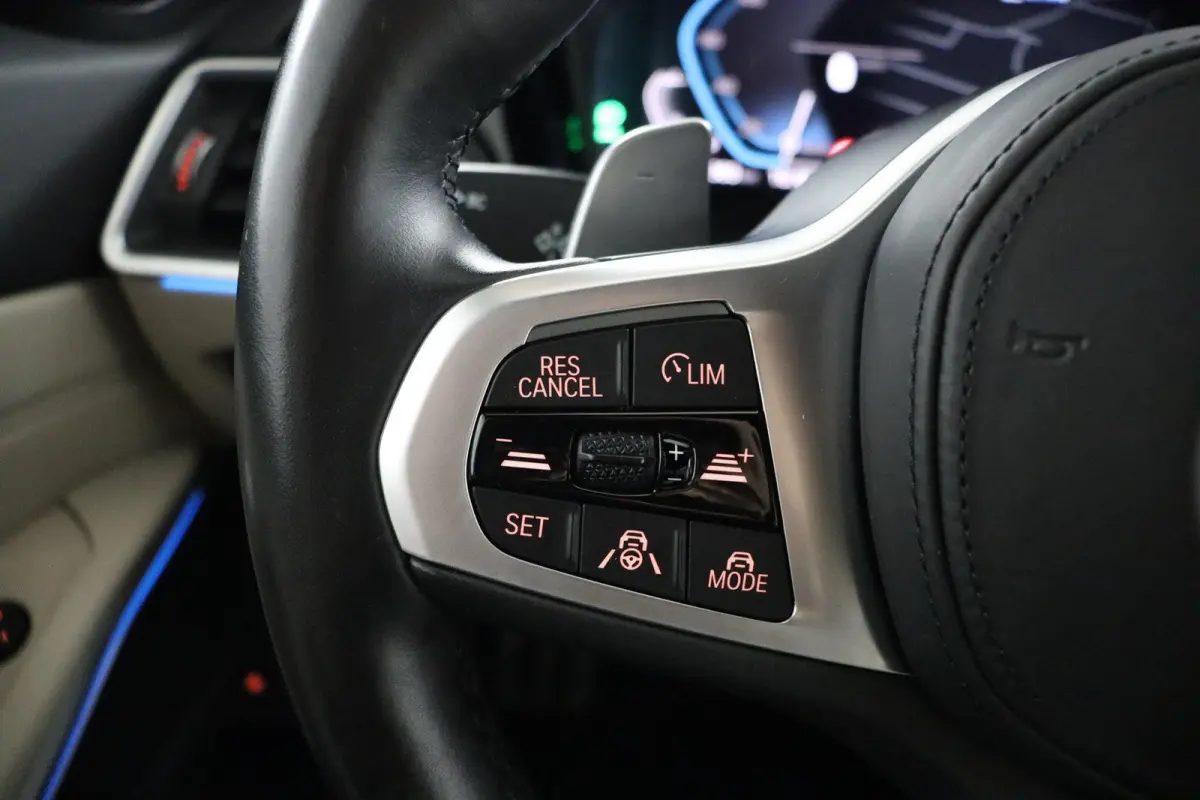 330e Business Edition Plus | M Sport | Trekhaak Elektrisch | Volleder | SoH 95% | Stuur- & Stoelverwarming | Stoelverwarming | Carbon Interieur | Driving Assistant Professional | Laserlight 