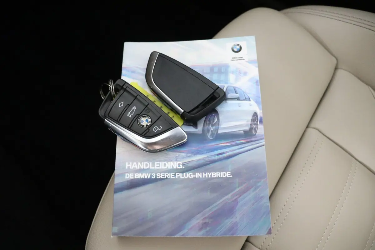 330e Business Edition Plus | M Sport | Trekhaak Elektrisch | Volleder | SoH 95% | Stuur- & Stoelverwarming | Stoelverwarming | Carbon Interieur | Driving Assistant Professional | Laserlight 