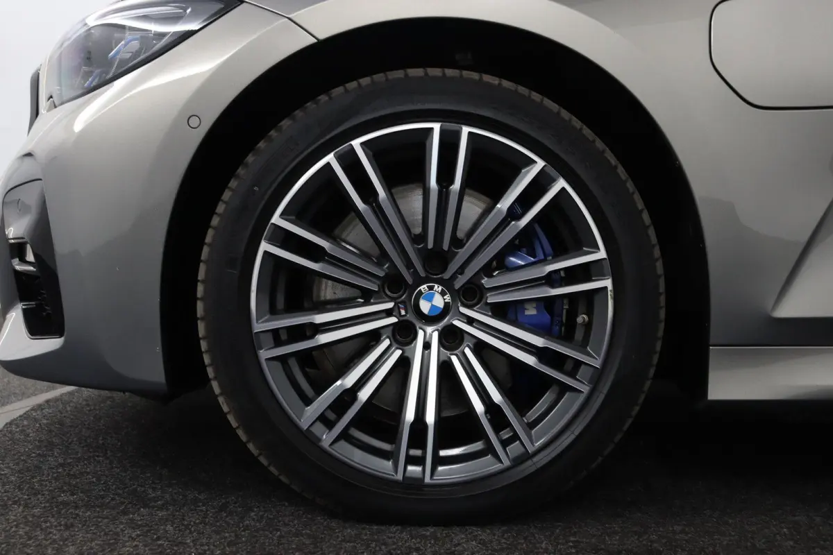 330e Business Edition Plus | M Sport | Trekhaak Elektrisch | Volleder | SoH 95% | Stuur- & Stoelverwarming | Stoelverwarming | Carbon Interieur | Driving Assistant Professional | Laserlight 
