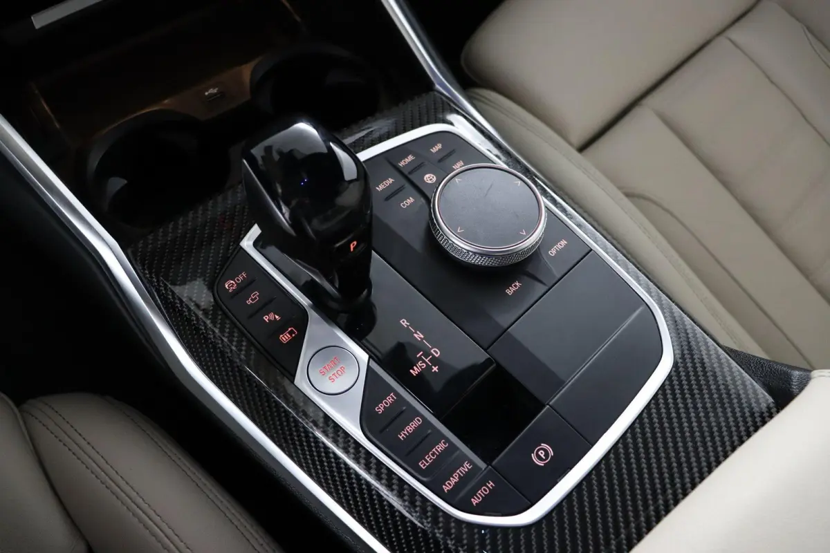 330e Business Edition Plus | M Sport | Trekhaak Elektrisch | Volleder | SoH 95% | Stuur- & Stoelverwarming | Stoelverwarming | Carbon Interieur | Driving Assistant Professional | Laserlight 