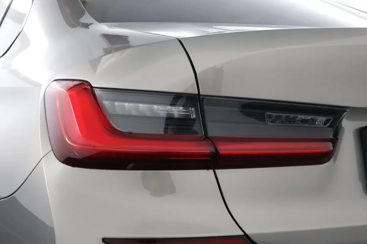 330e Business Edition Plus | M Sport | Trekhaak Elektrisch | Volleder | SoH 95% | Stuur- & Stoelverwarming | Stoelverwarming | Carbon Interieur | Driving Assistant Professional | Laserlight 