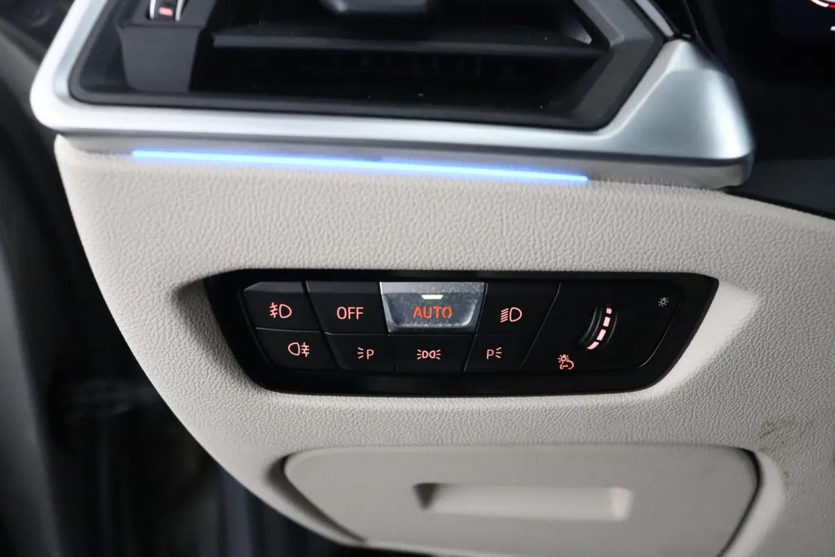 330e Business Edition Plus | M Sport | Trekhaak Elektrisch | Volleder | SoH 95% | Stuur- & Stoelverwarming | Stoelverwarming | Carbon Interieur | Driving Assistant Professional | Laserlight 