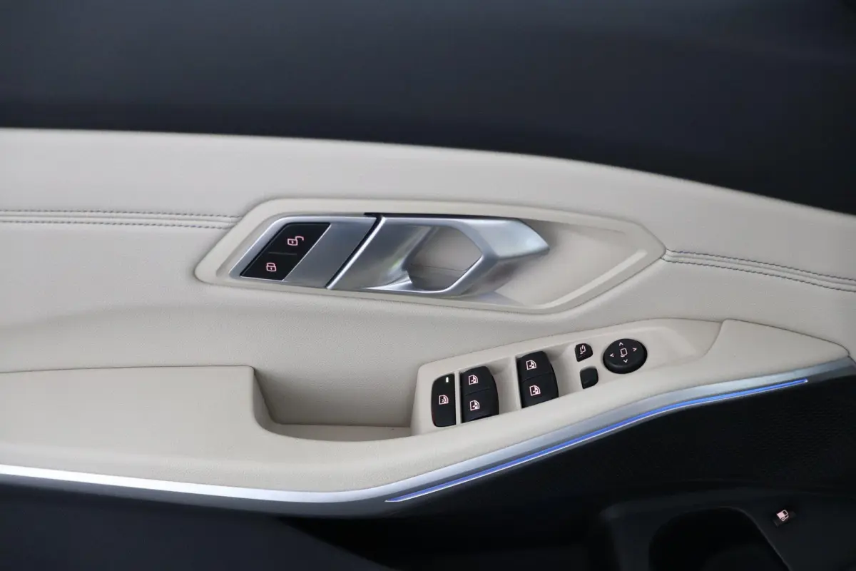 330e Business Edition Plus | M Sport | Trekhaak Elektrisch | Volleder | SoH 95% | Stuur- & Stoelverwarming | Stoelverwarming | Carbon Interieur | Driving Assistant Professional | Laserlight 