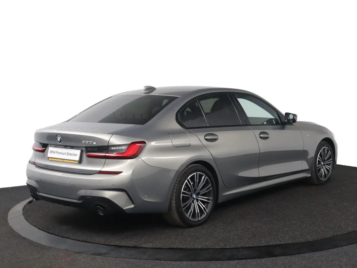 330e Business Edition Plus | M Sport | Trekhaak Elektrisch | Volleder | SoH 95% | Stuur- & Stoelverwarming | Stoelverwarming | Carbon Interieur | Driving Assistant Professional | Laserlight 
