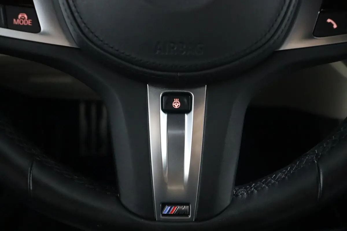 330e Business Edition Plus | M Sport | Trekhaak Elektrisch | Volleder | SoH 95% | Stuur- & Stoelverwarming | Stoelverwarming | Carbon Interieur | Driving Assistant Professional | Laserlight 