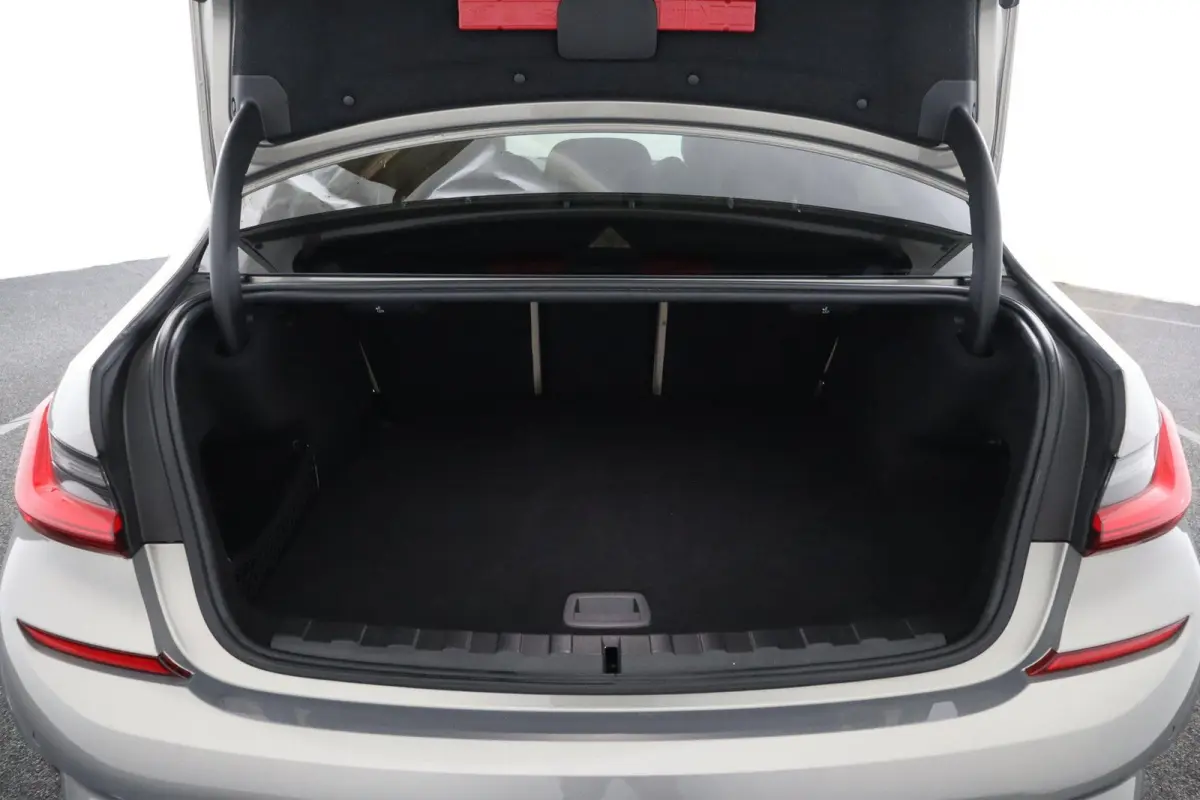 330e Business Edition Plus | M Sport | Trekhaak Elektrisch | Volleder | SoH 95% | Stuur- & Stoelverwarming | Stoelverwarming | Carbon Interieur | Driving Assistant Professional | Laserlight 